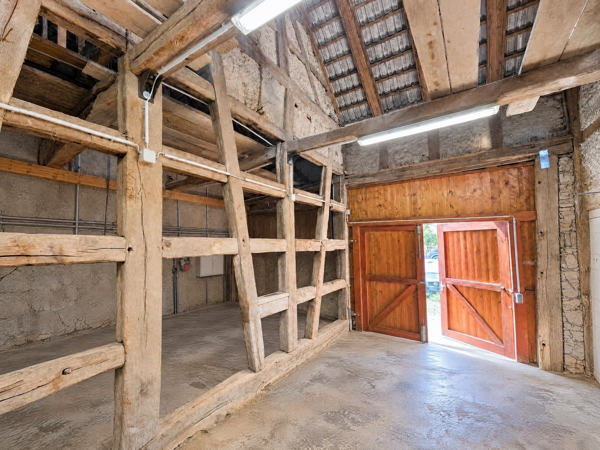 Dieselbe Scheune leergeräumt, Fachwerk und Holztore bleiben sichtbar