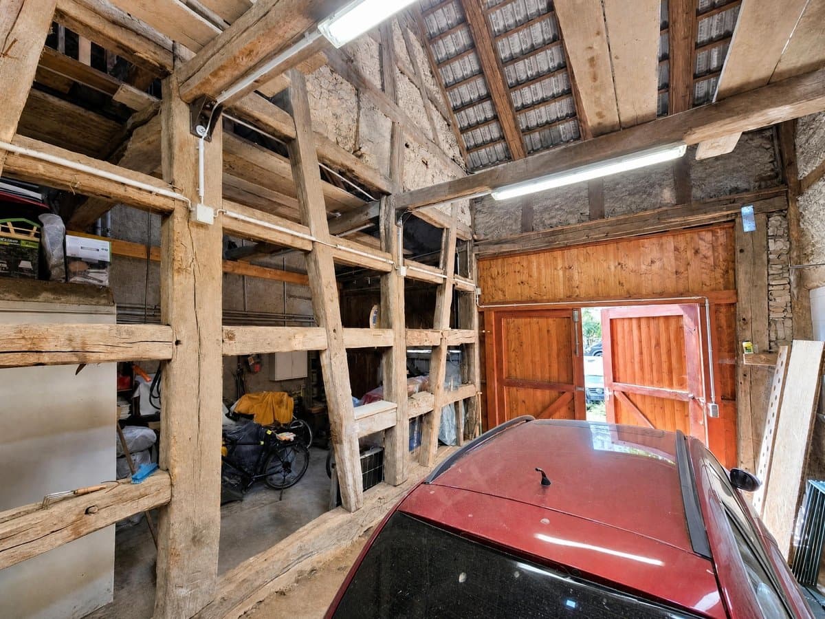 Fachwerk-Scheune mit Auto, Fahrrädern, Kisten und Werkzeug
