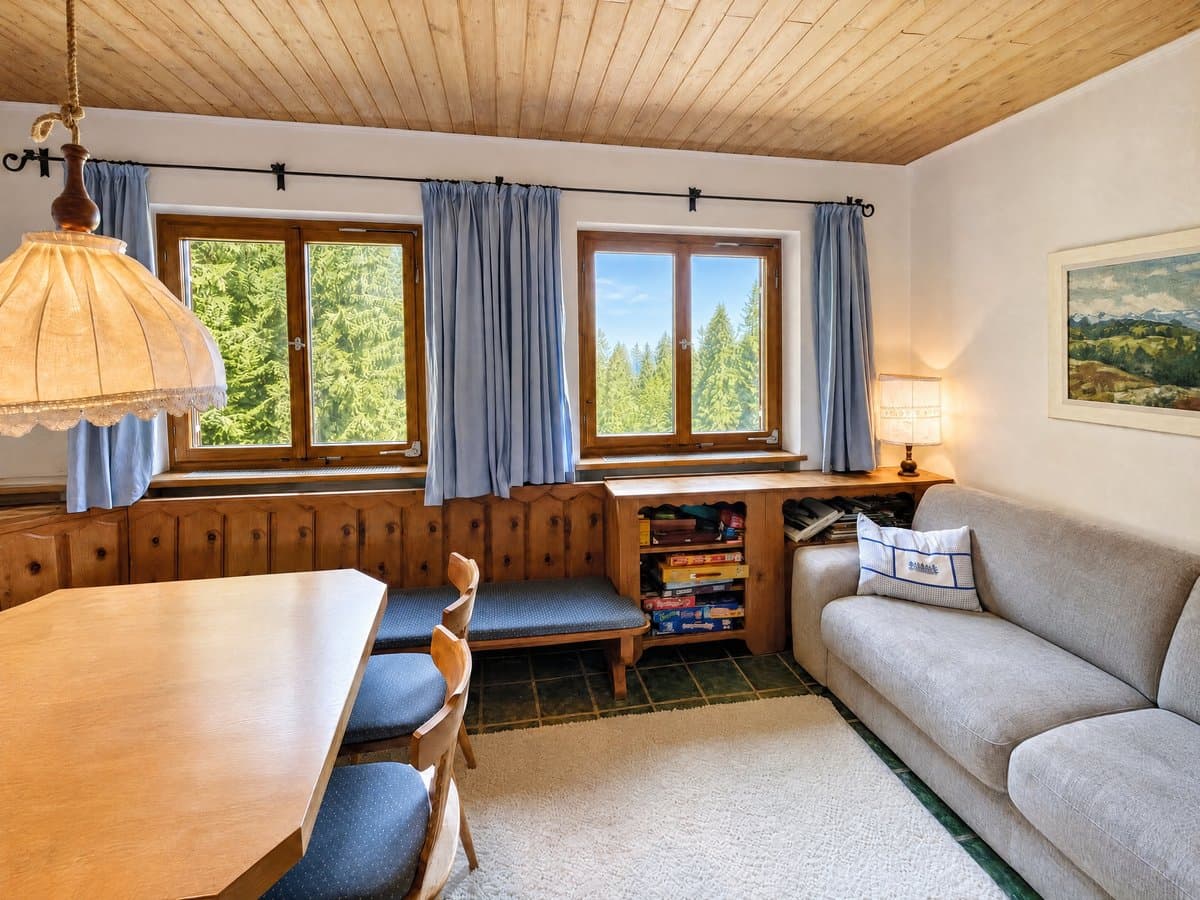 Dasselbe Wohnzimmer, Decke, Kleidung und Gläser sind entfernt